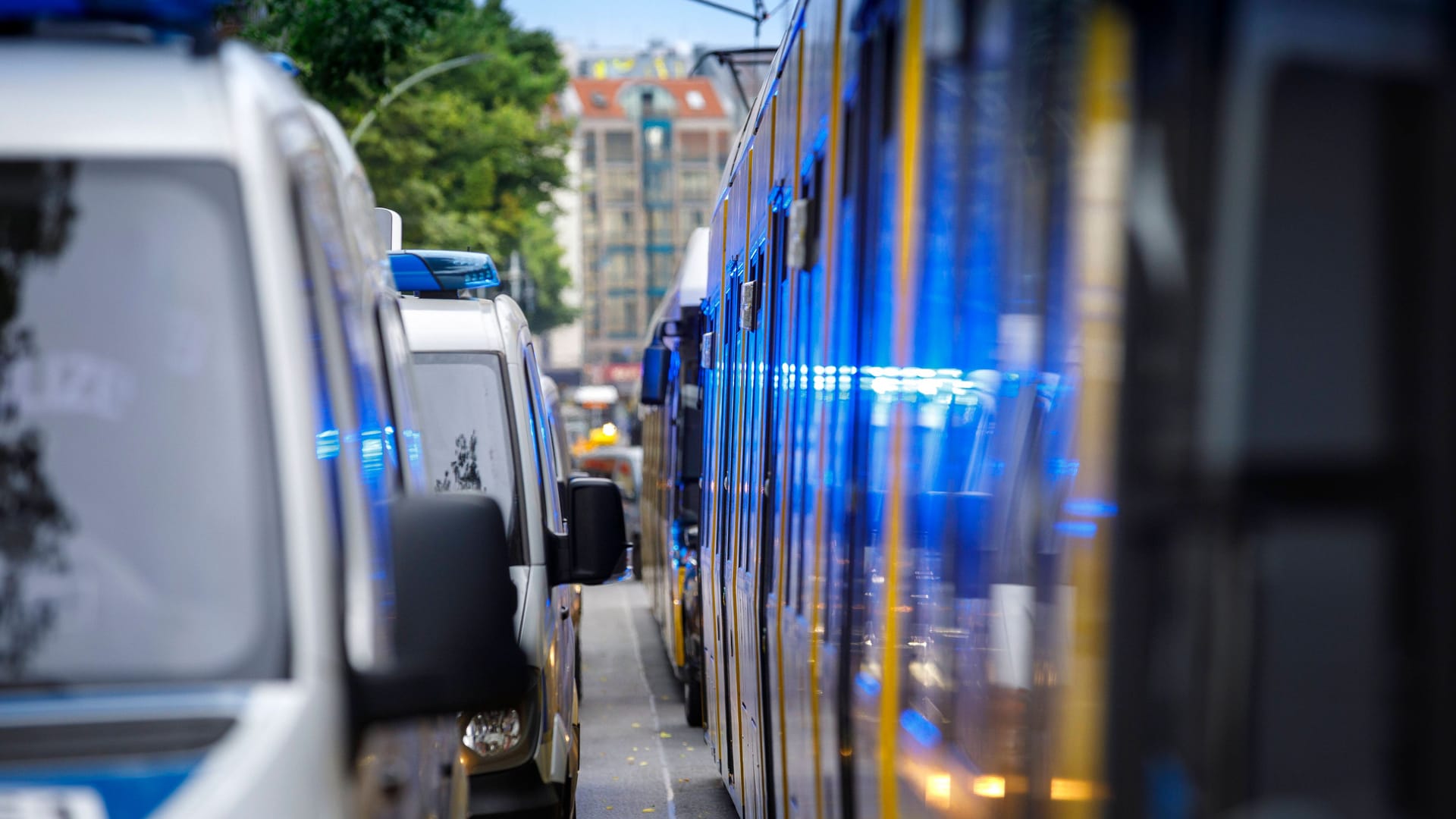 Einsatzwagen neben einer Tram in Berlin (Symbolbild): Mehrere Menschen wurden vom Rettungsdienst untersucht. Einsatzwagen neben einer Tram in Berlin (Symbolbild): Mehrere Menschen wurden vom Rettungsdienst untersucht.