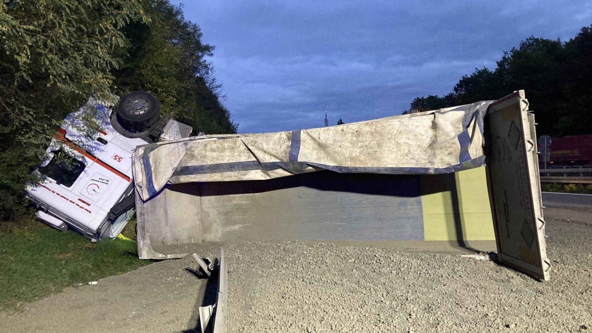 Umgekippter Lastwagen auf der A81: Tonnenweise Steine liegen auf der Fahrbahn. Umgekippter Lastwagen auf der A81: Tonnenweise Steine liegen auf der Fahrbahn.