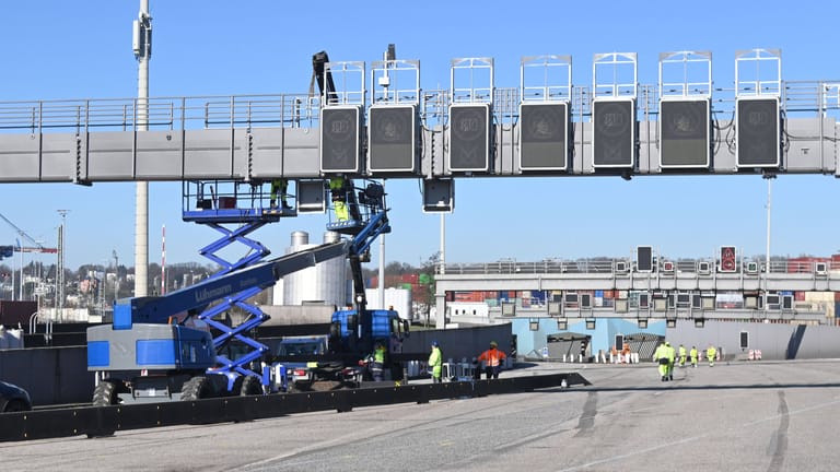 Bauarbeiter montieren neue Verkehrszeichenbrücken auf der A7 (Archivbild): Am kommenden Wochenende ist der Elbtunnel bei Hamburg teilweise komplett dicht.
