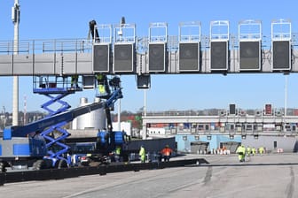 Bauarbeiter montieren neue Verkehrszeichenbrücken auf der A7 (Archivbild): Am kommenden Wochenende ist der Elbtunnel bei Hamburg teilweise komplett dicht.