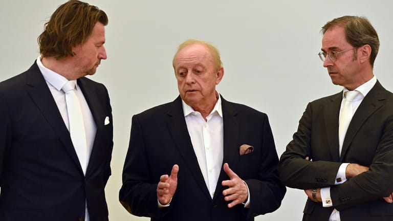 Alfons Schuhbeck im Gespräch mit seinen Anwälten Sascha König (links) und Markus Gotzens: Am dritten Prozesstag legte der Starkoch ein weiteres Geständnis ab.