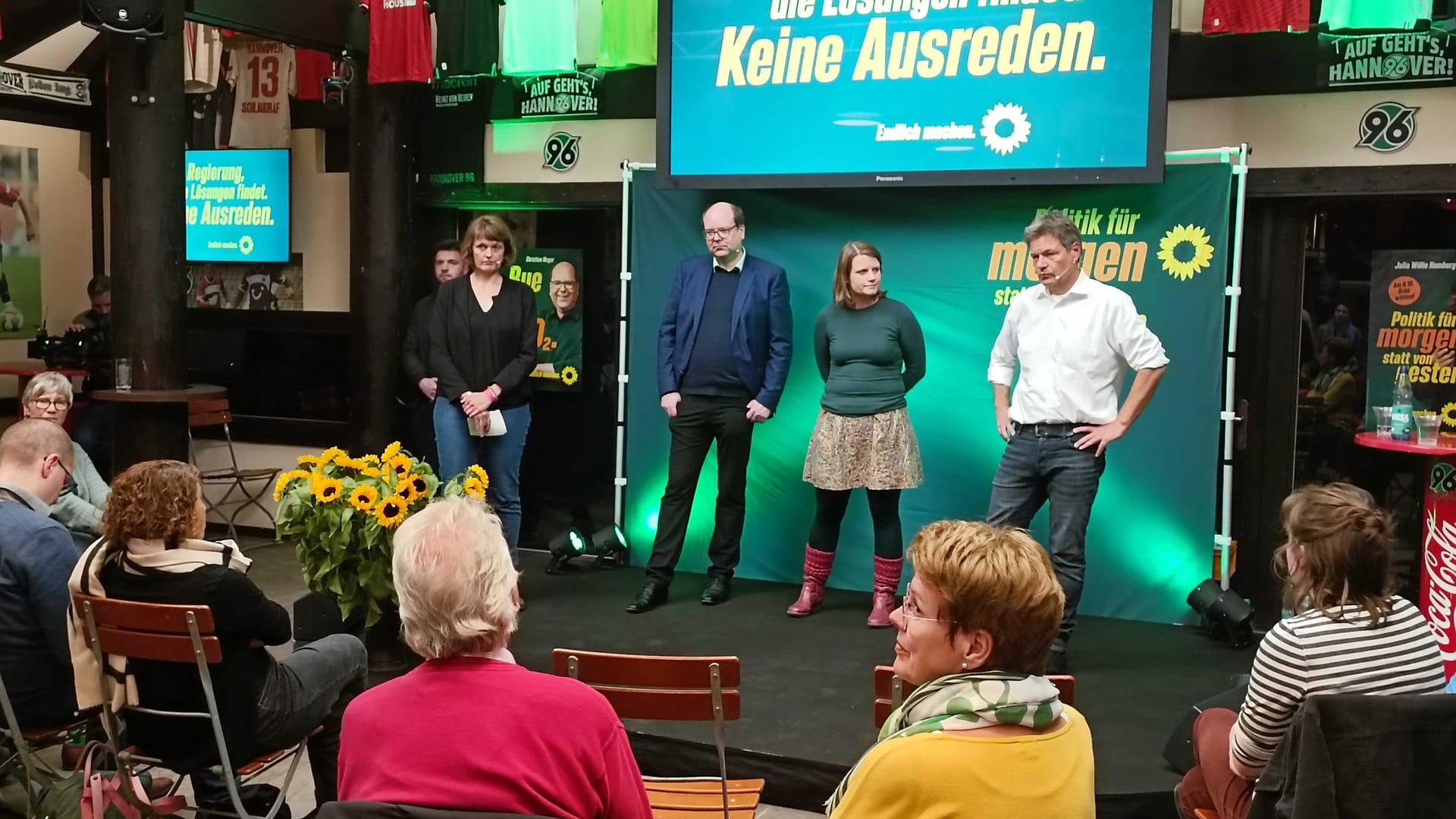 Robert Habeck (r.) in Hannover: Er stellte sich den Fragen der Bürger.