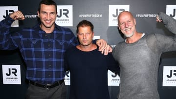 November 2016: Wladimir Klitschko, Til Schweiger und Rainer Schaller posieren gemeinsam bei der Eröffnung eines Fitnessstudios in Berlin.