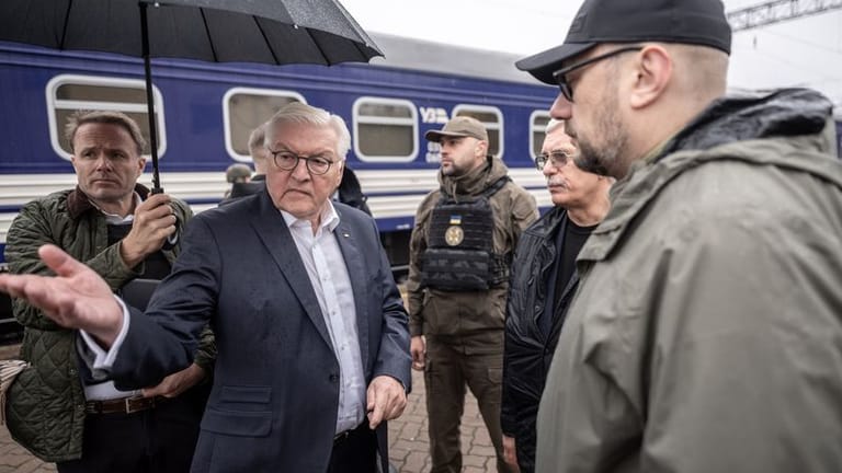 Am Bahnhof von Tschernihiw, 150 Kilometer nördlich von Kiew, wird Bundespräsident Frank-Walter Steinmeier von Gouverneur Wjatscheslaw Tschaus (r.) begrüßt.
