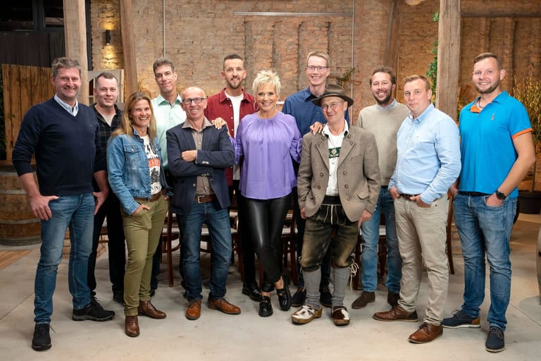 Der "Bauer sucht Frau"-Cast: Michael N., Max, Loretta, Jörg, Theo, Michael K., Moderatorin Inka Bause, Maik, Martin, Arne, Ulf, Erik