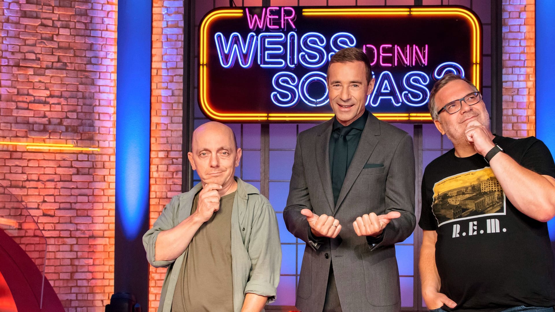 "Wer weiß denn sowas?": Bernhard Hoëcker, Kai Pflaume und Elton stehen für den Quizmarathon gemeinsam vor der Kamera.