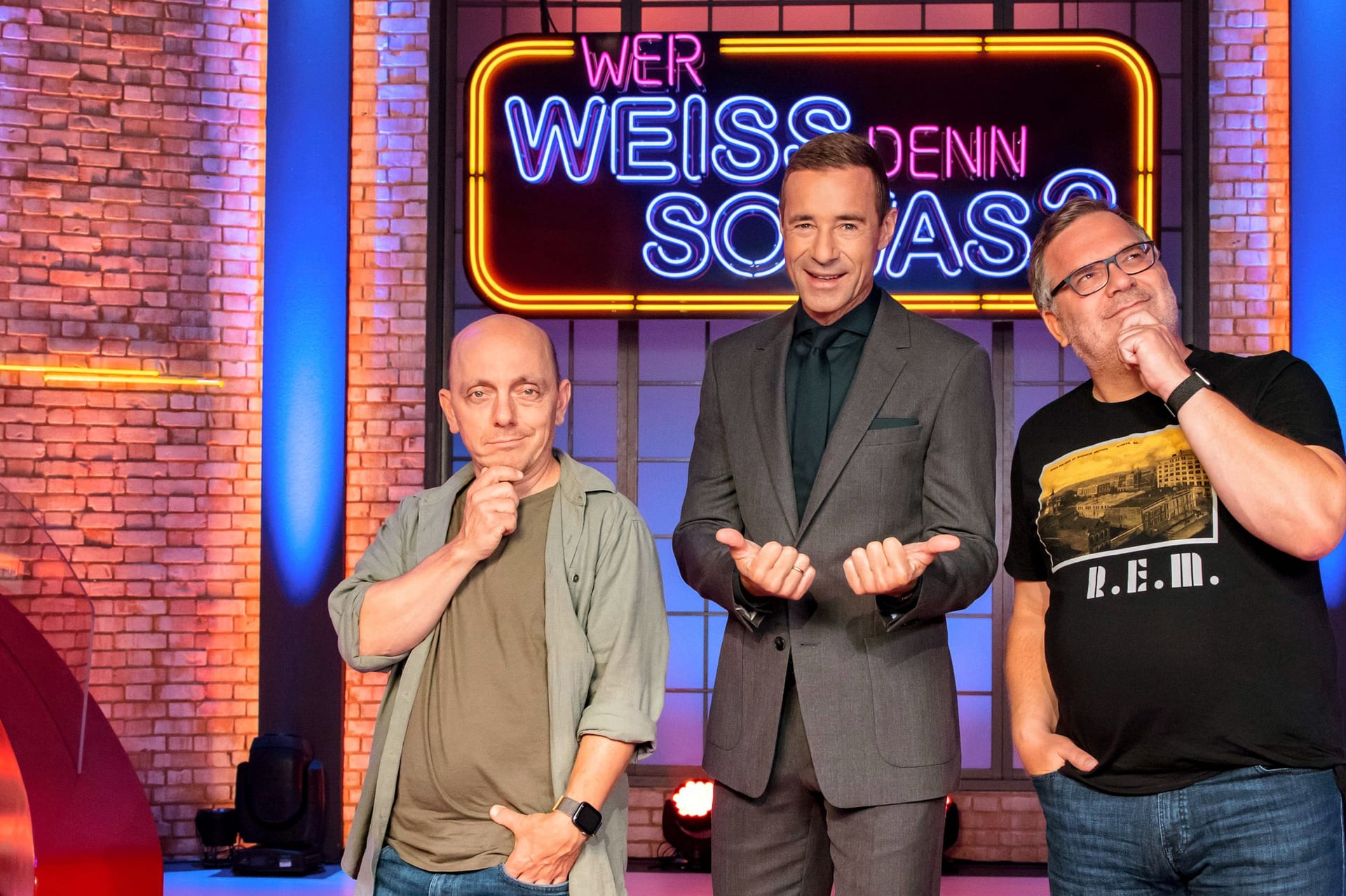 "Wer weiß denn sowas?": Bernhard Hoëcker, Kai Pflaume und Elton stehen für den Quizmarathon gemeinsam vor der Kamera.