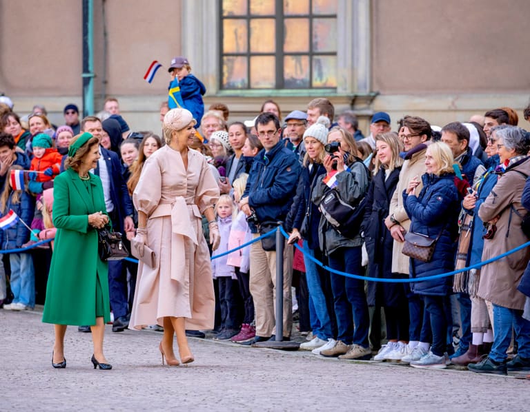 Auch Königin Silvia war mit dabei und lief mit Königin Máxima an den wartenden Fans vorbei.