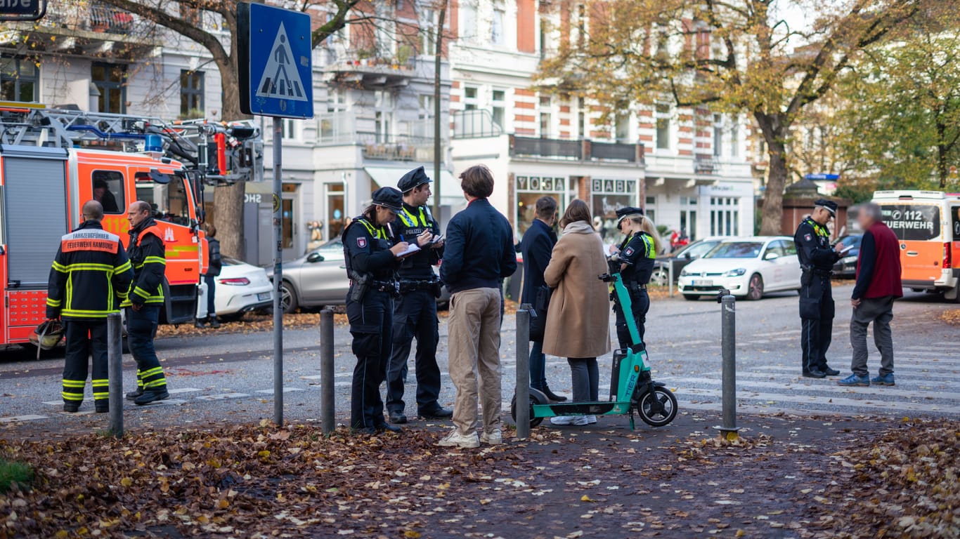 Polizisten befragen Zeugen: In Hamburg wurde eine Frau von einem Lkw tödlich verletzt.
