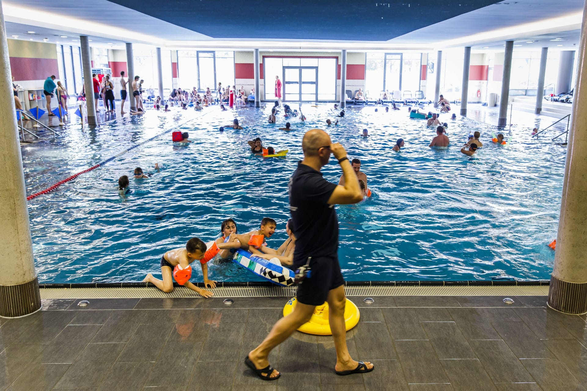 Ein Schwimmkurs im Schwimmbad Festland Altona (Symbolbild): Die Energiekrise trifft auch Bäderland.