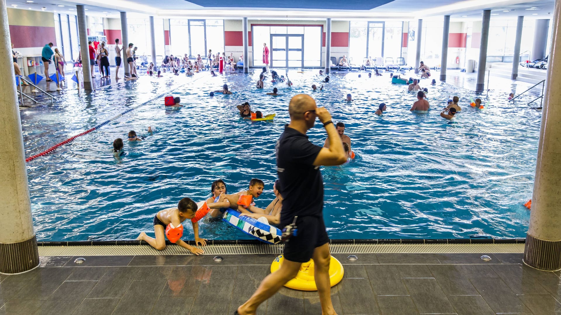 Ein Schwimmkurs im Schwimmbad Festland Altona (Symbolbild): Die Energiekrise trifft auch Bäderland.