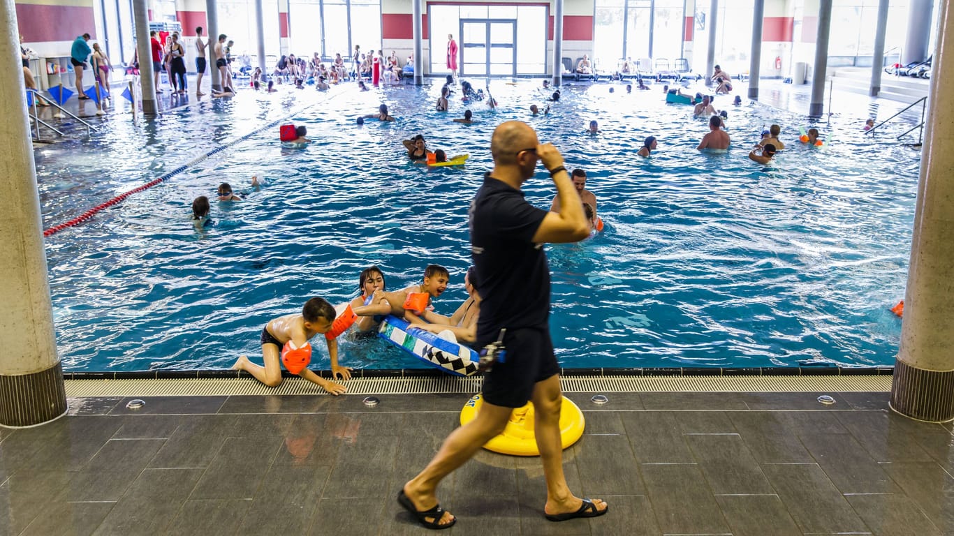 Ein Schwimmkurs im Schwimmbad Festland Altona (Symbolbild): Die Energiekrise trifft auch Bäderland.