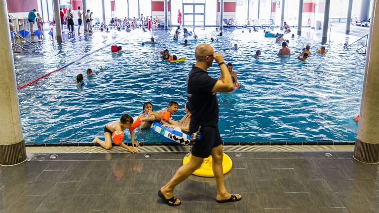 Ein Schwimmkurs im Schwimmbad Festland Altona (Symbolbild): Die Energiekrise trifft auch Bäderland.