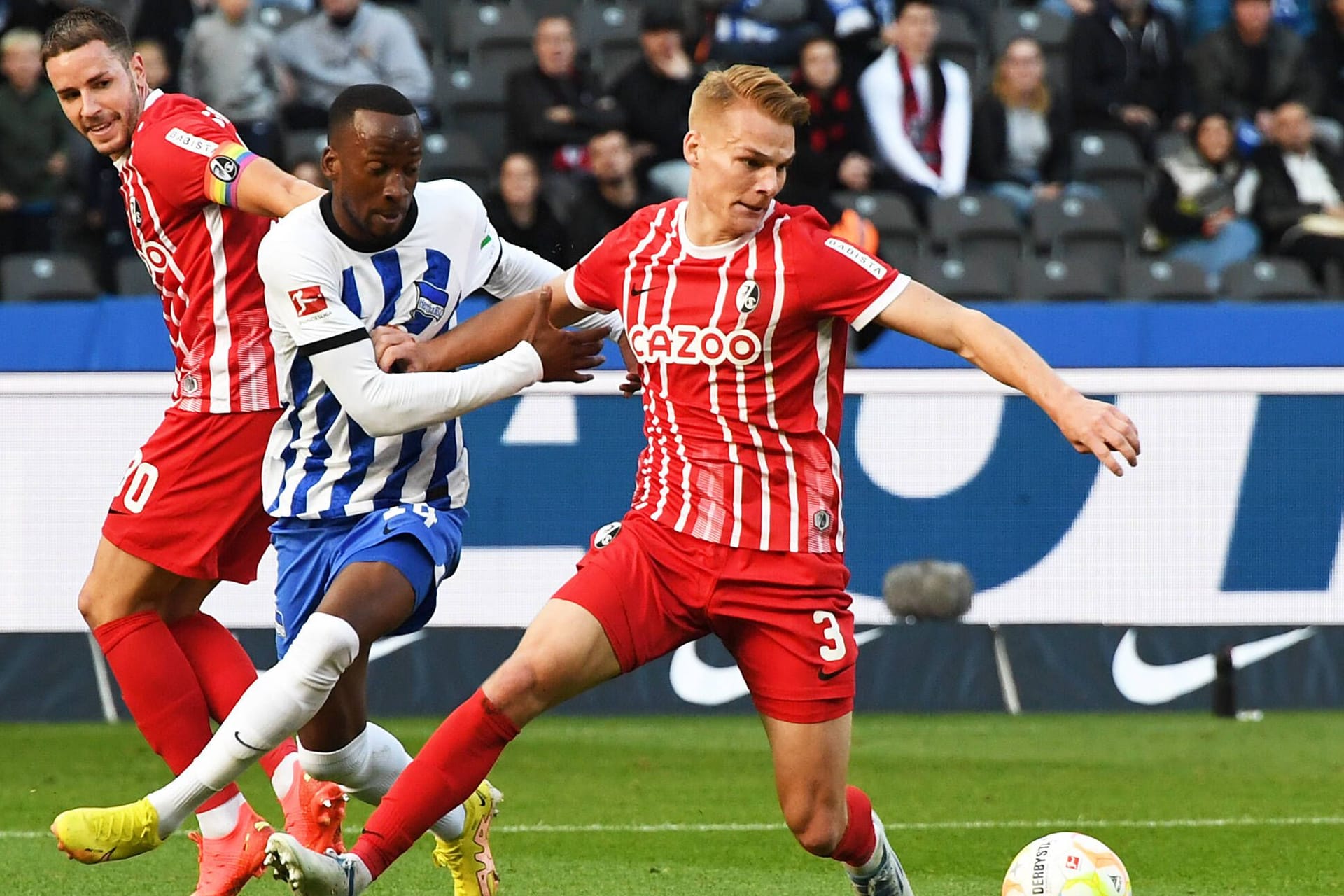 Dodi Lukébakio (m.) und Philipp Lienhart (r.): Beide Teams lieferten sich ein hitziges Duell.