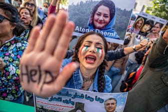 Demonstrationen in Istanbul, Turkey: Weltweit werden zahlreiche Proteste in Solidarität mit den iranischen Frauen organisiert.