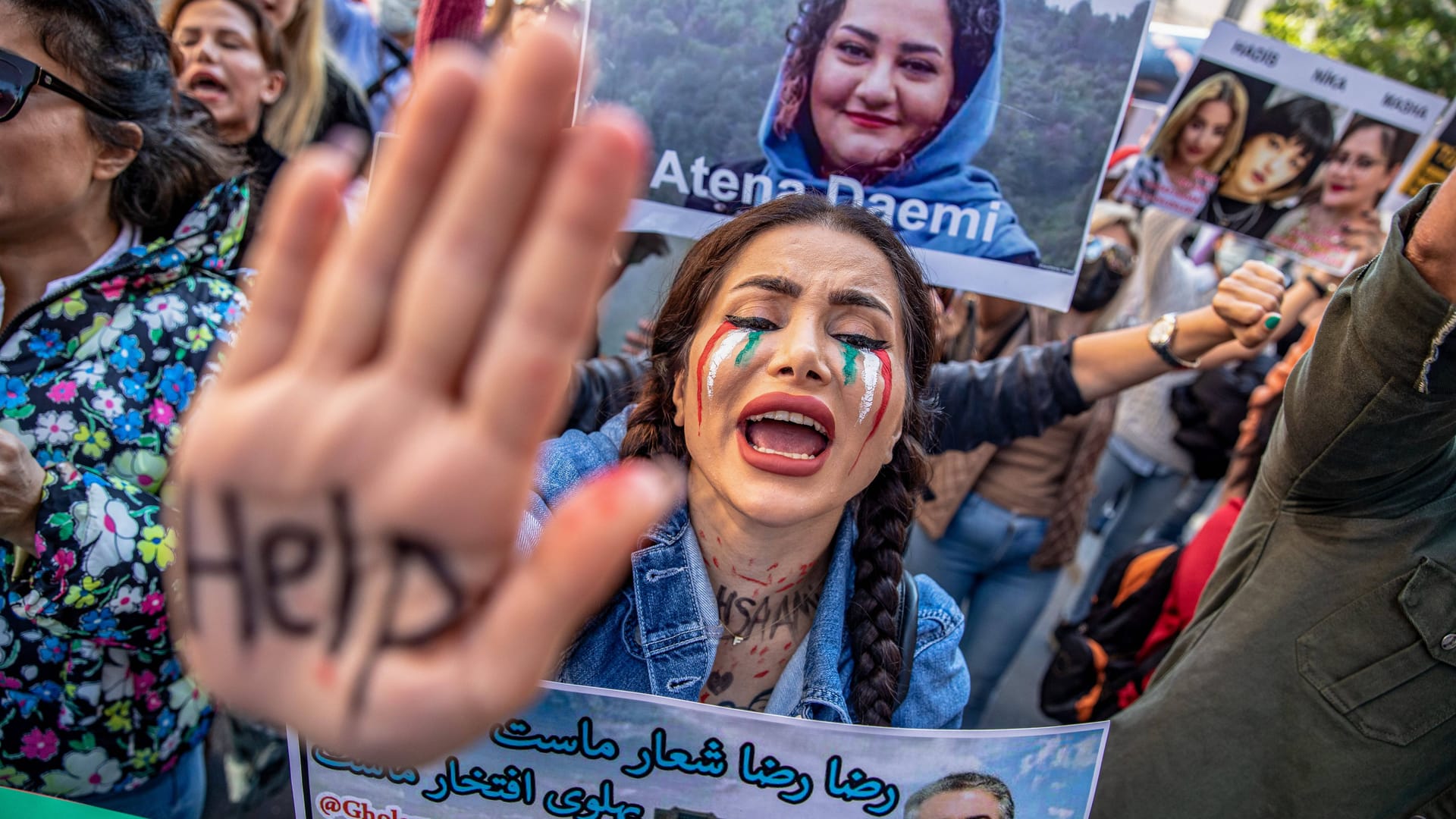 Demonstrationen in Istanbul, Turkey: Weltweit werden zahlreiche Proteste in Solidarität mit den iranischen Frauen organisiert.