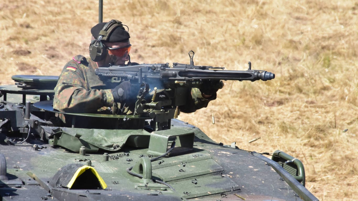 Soldat schießt bei Vorführung von Kampfpanzer (Archivbild): Im Ernstfall würde die Munition der Bundeswehr wohl nur wenige Tage reichen.