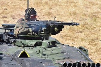 Soldat schießt bei Vorführung von Kampfpanzer (Archivbild): Im Ernstfall würde die Munition der Bundeswehr wohl nur wenige Tage reichen.