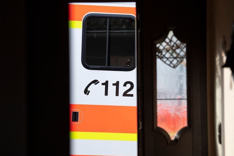 Ein Rettungswagen vor einem Wohnhaus (Symbolfoto): Der Jugendliche musste in eine Klinik.