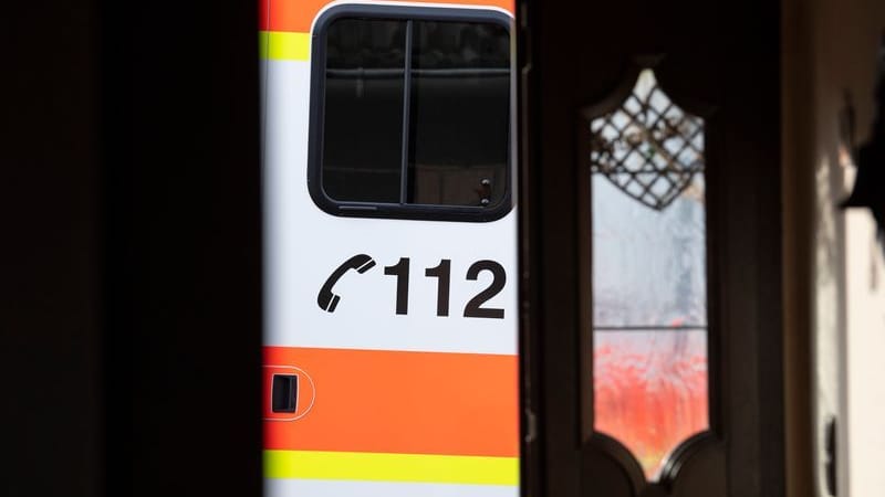 Ein Rettungswagen vor einem Wohnhaus (Symbolfoto): Der Jugendliche musste in eine Klinik.