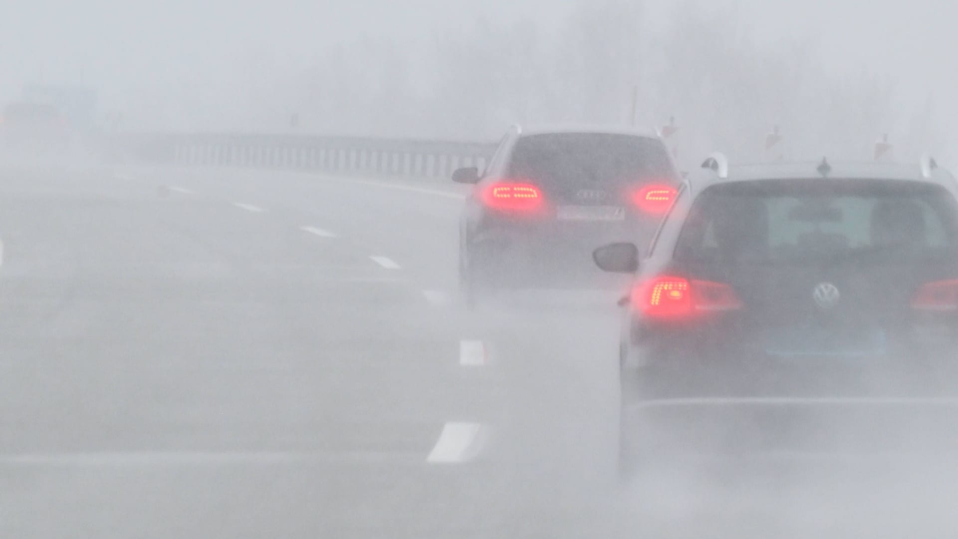 Eine Autobahn im Starkregen (Symbolbild): Auf der A1 bei Elsdorf zwischen Bremen und Hamburg sind am Samstag elf Autos kollidiert. Eine Autobahn im Starkregen (Symbolbild): Auf der A1 bei Elsdorf zwischen Bremen und Hamburg sind am Samstag elf Autos kollidiert.