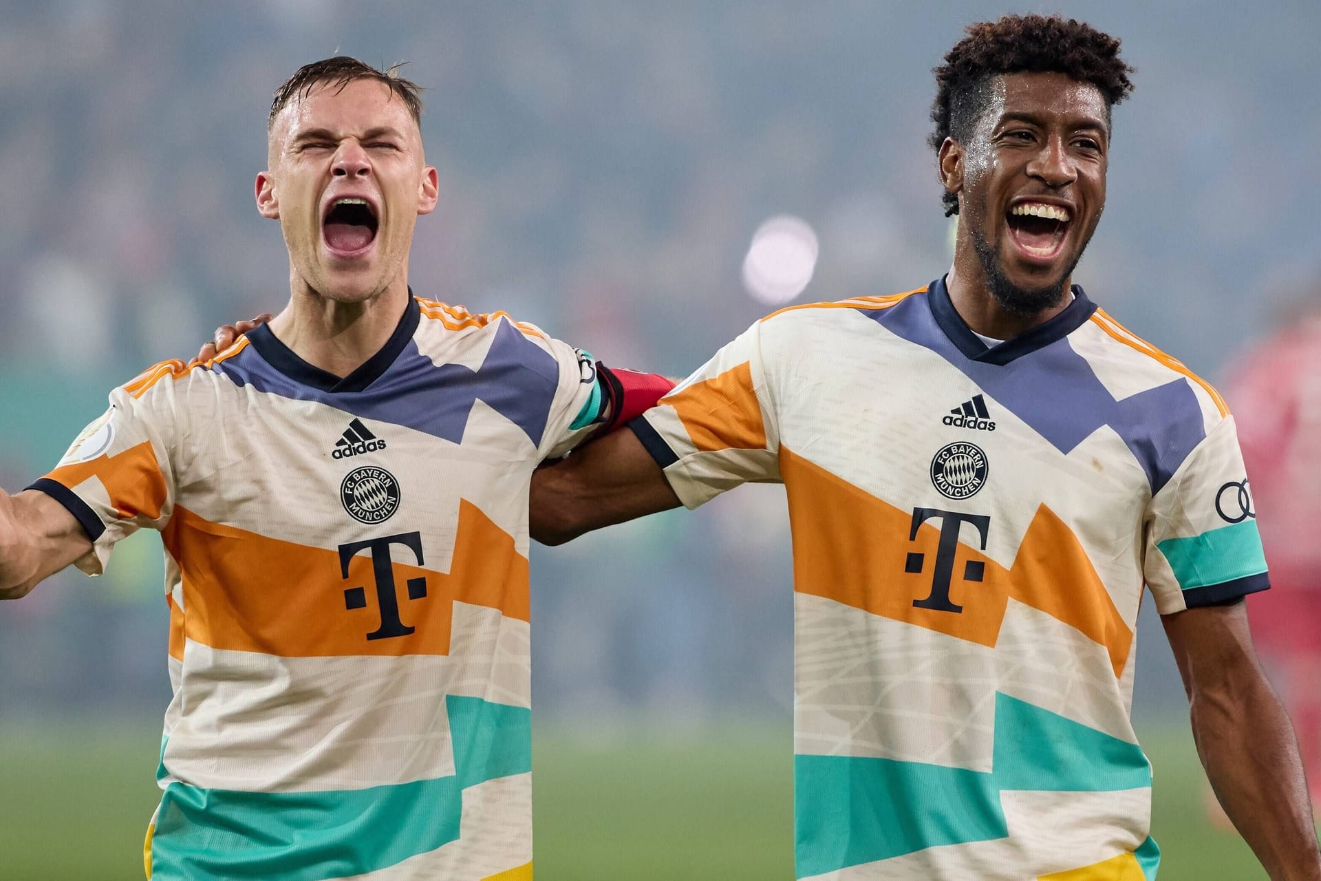 Joshua Kimmich und Kingsley Coman (r.): Der Franzose verschenkte sein Trikot nach dem Spiel.