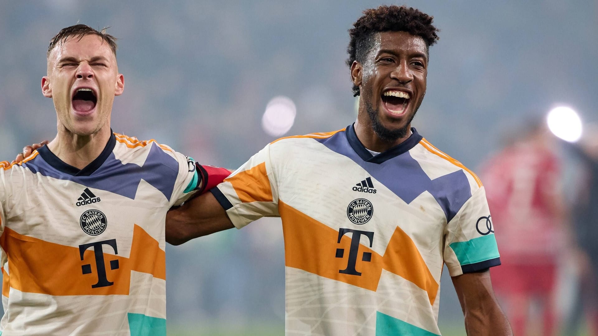 Joshua Kimmich und Kingsley Coman (r.): Der Franzose verschenkte sein Trikot nach dem Spiel.