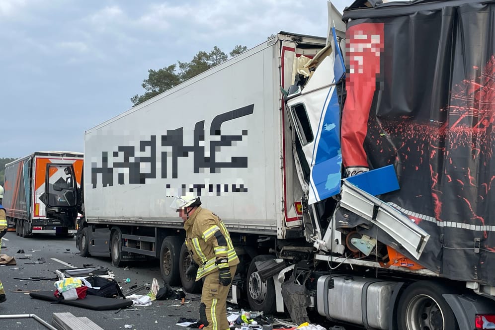 Nach einem schweren Unfall mit drei Lastwagen war die A6 stundenlang gesperrt.
