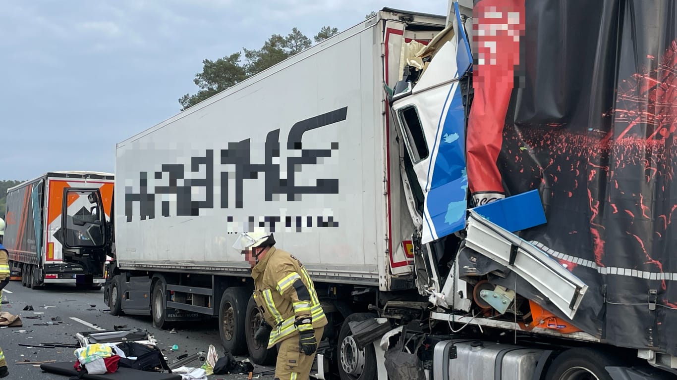 Nach einem schweren Unfall mit drei Lastwagen war die A6 stundenlang gesperrt.