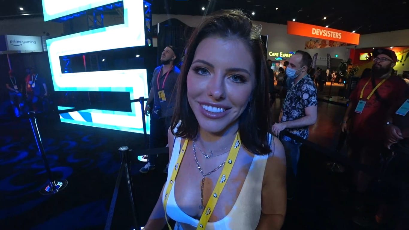 Streamerin Adriana Chechik auf der TwitchCon in Las Vegas: Bei einem Sprung in eine Schaumstoffgrube brach sich der Internetstar den Rücken.