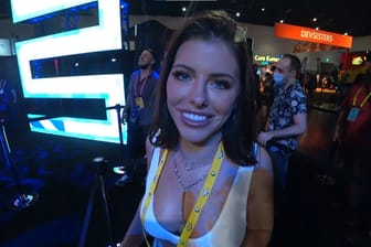 Streamerin Adriana Chechik auf der TwitchCon in Las Vegas: Bei einem Sprung in eine Schaumstoffgrube brach sich der Internetstar den Rücken.