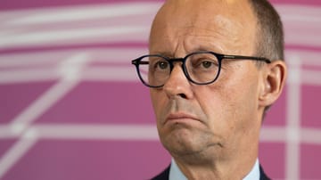 Friedrich Merz sagte bei "Maischberger", dass alle Ukraine-Flüchtende als Asylsuchende bewertet werden sollten.