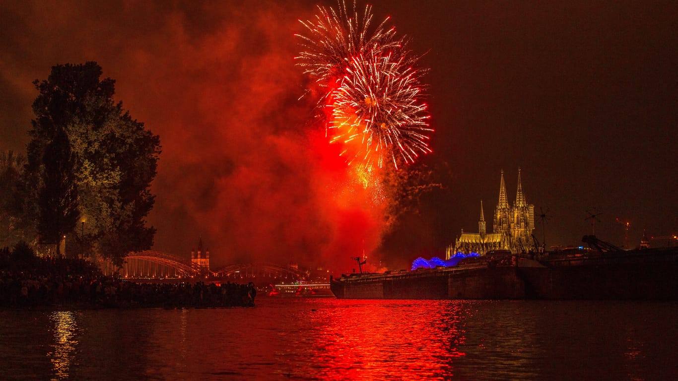 Feuerwerk über dem Rhein bei den Kölner Lichtern 2019 (Archivbild): Die Finanzierung für das Spektakel war nicht gesichert.