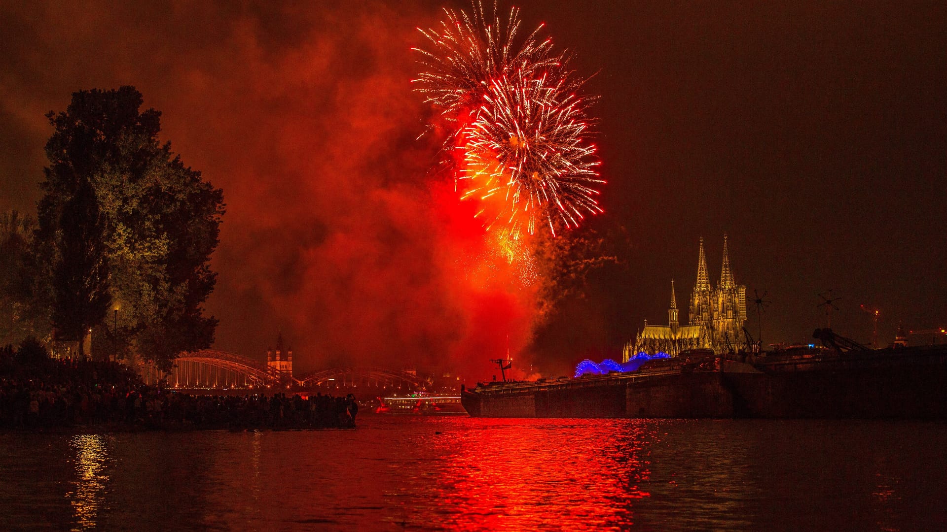 Feuerwerk über dem Rhein bei den Kölner Lichtern 2019 (Archivbild): Die Finanzierung für das Spektakel war nicht gesichert. Feuerwerk über dem Rhein bei den Kölner Lichtern 2019 (Archivbild): Die Finanzierung für das Spektakel war nicht gesichert.