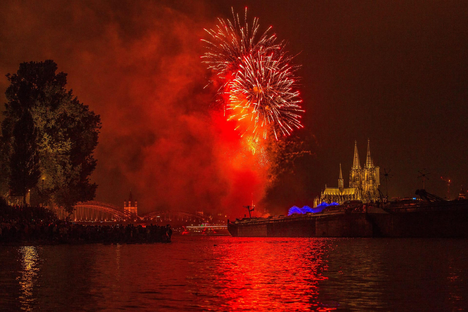 Feuerwerk über dem Rhein bei den Kölner Lichtern 2019 (Archivbild): Die Finanzierung für das Spektakel war nicht gesichert.