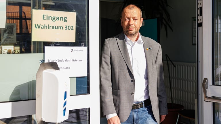 Stefan Marzischewski-Drewes, AfD-Spitzenkandidat für die Landtagswahl in Niedersachsen, verlässt nach seiner Stimmabgabe für die Landtagswahl sein Wahllokal.