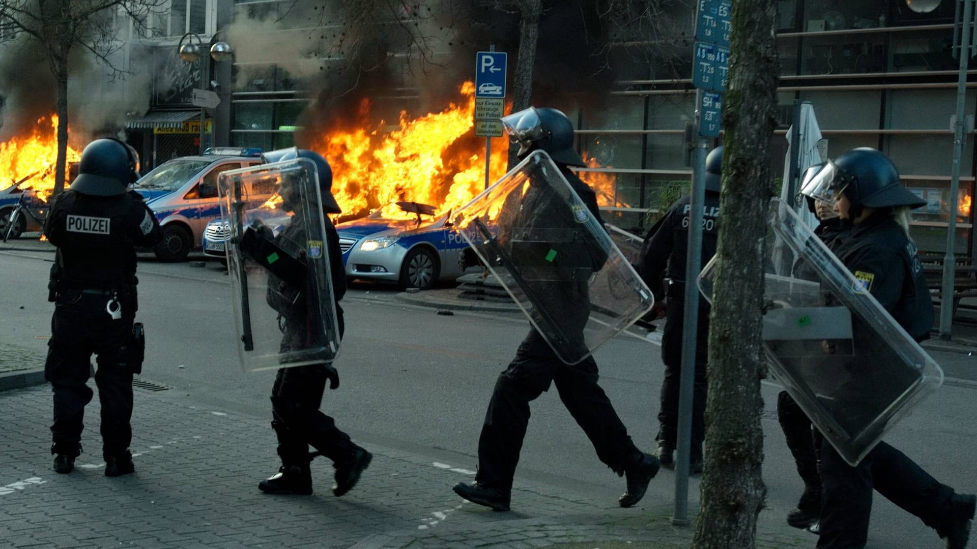 Am Tag der Eröffnung des EZB-Gebäudes in Frankfurt kam es zu Ausschreitungen: Unter anderem Polizeiautos standen in Flammen.