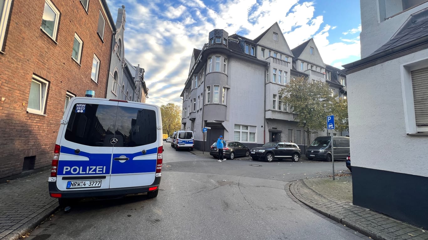 Einsatzfahrzeug der Polizei vor der Katharienenstraße in Duisburg: Die Polizei durchsuchte eine Wohnung.
