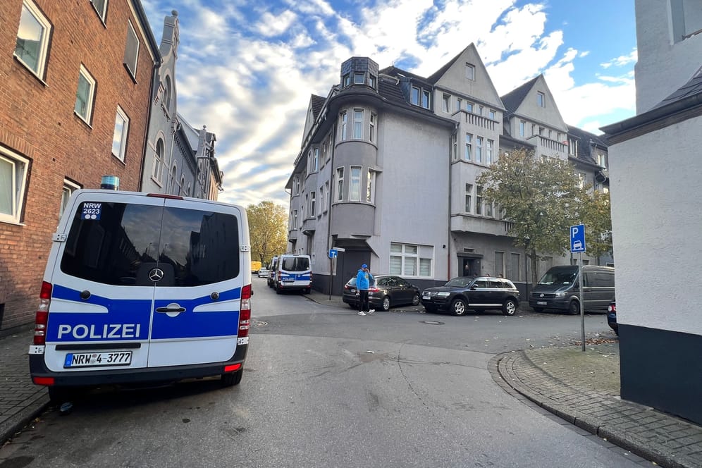 Einsatzfahrzeug der Polizei vor der Katharienenstraße in Duisburg: Die Polizei durchsuchte eine Wohnung.