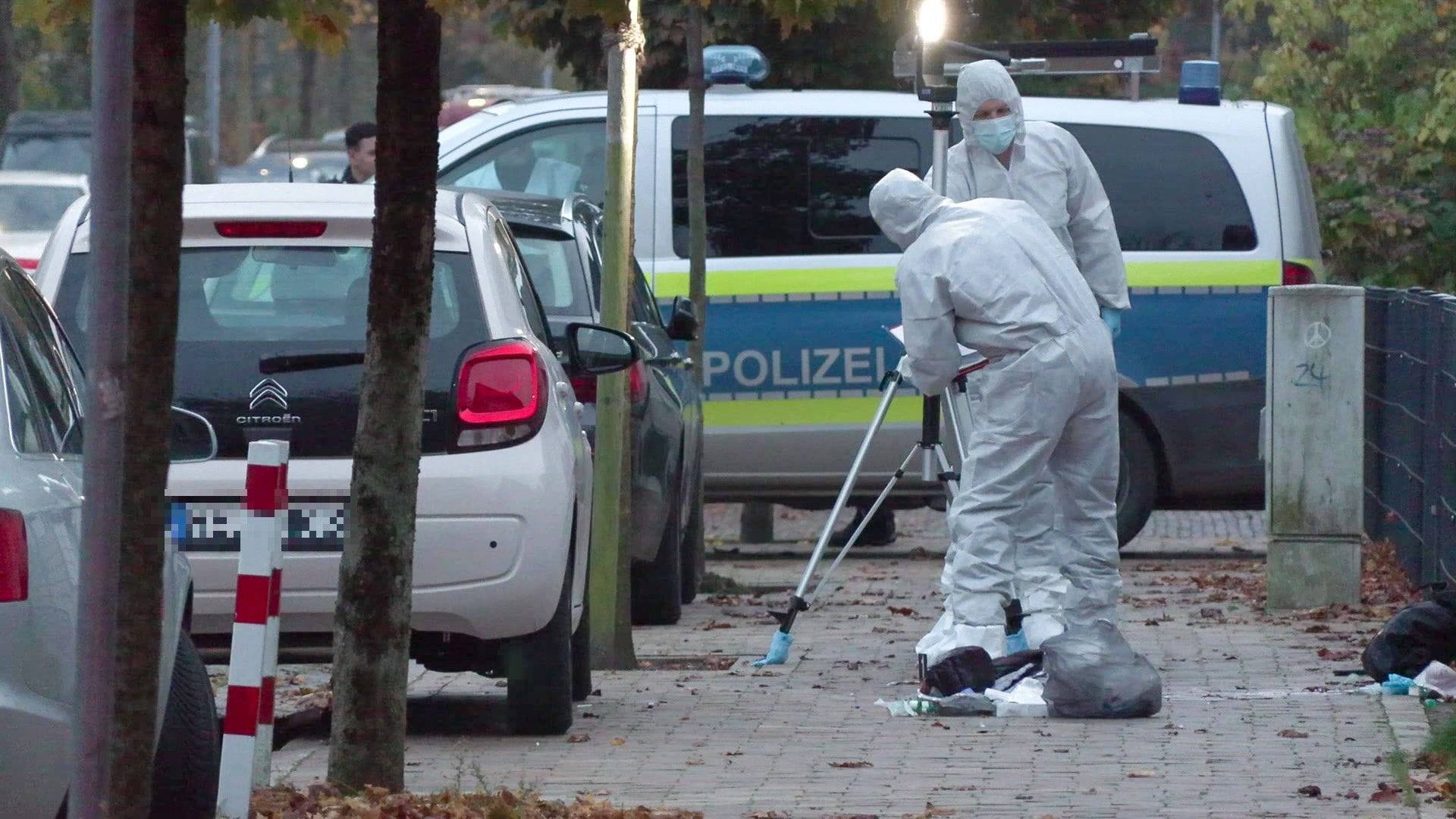 Die Spurensicherung am Tatort in Heide: Die Frau starb im Krankenhaus.