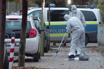 Die Spurensicherung am Tatort in Heide: Die Frau starb im Krankenhaus.