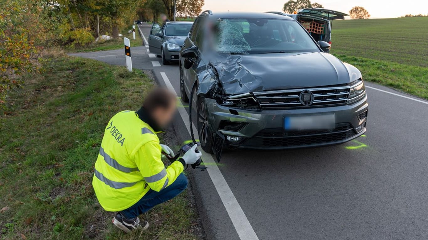 Ein Unfallgutachter macht Fotos: Im Landkreis Harburg sind eine Reiterin und ihr Pferd gestorben.