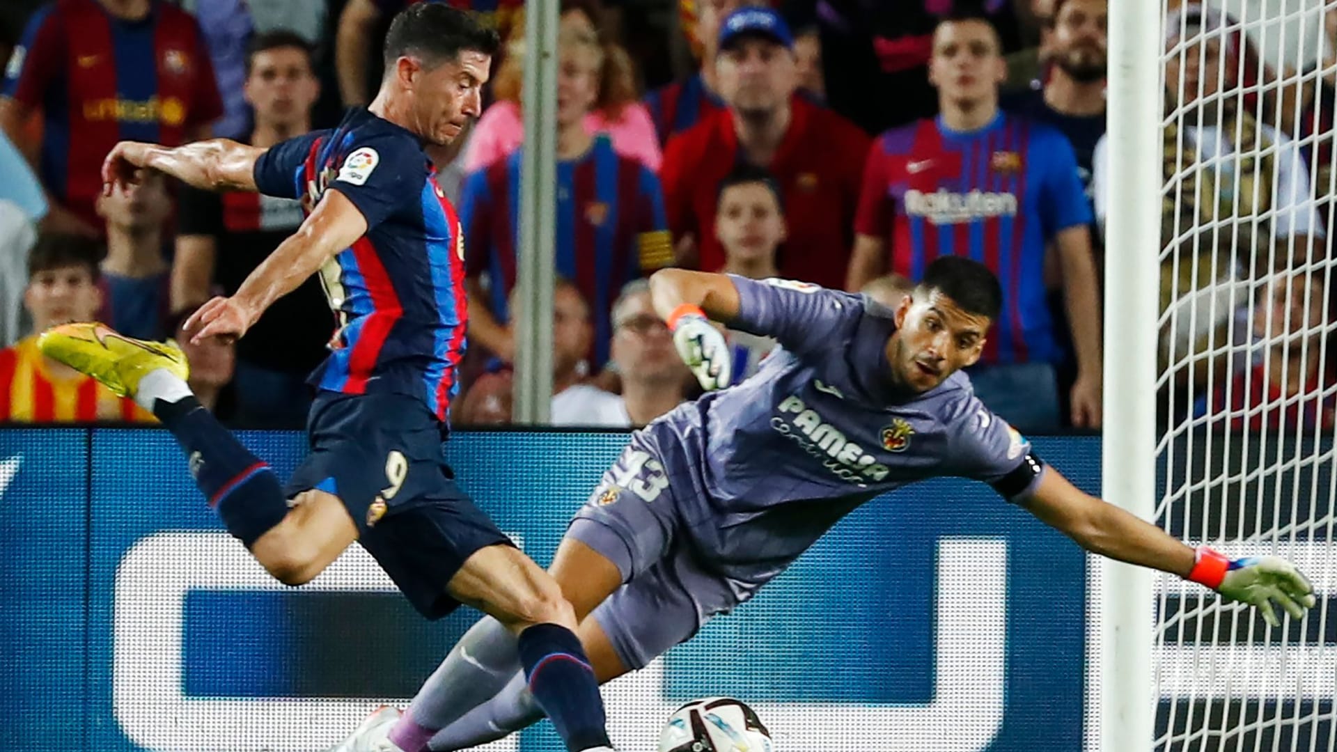 Barcelonas Robert Lewandowski (l.) beim Torschuss gegen Villarreal.