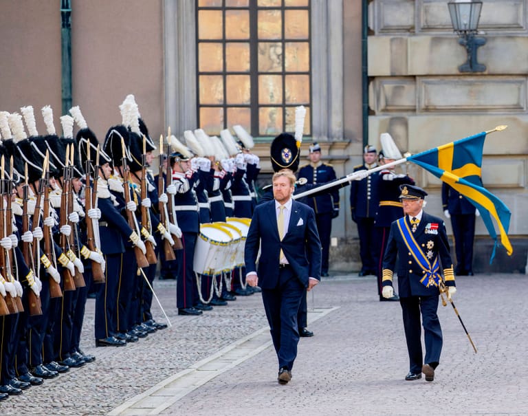 König Carl XVI. Gustaf nahm das niederländische Königspaar vor dem Schloss in Empfang.