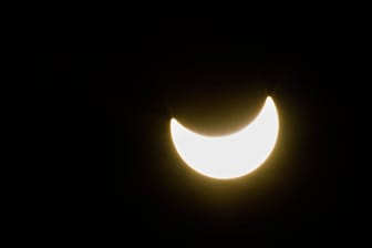 Partielle Sonnenfinsternis (Archivbild): Am kommenden Dienstag verdeckt der Mond für gut zwei Stunden Teile der Sonne.