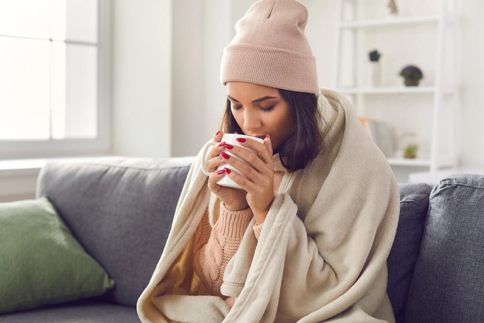 Frieren: Eine Decke wärmt zwar. Zusätzlich können Sie dafür sorgen, dass die Wärme gar nicht erst aus dem Raum entweicht.