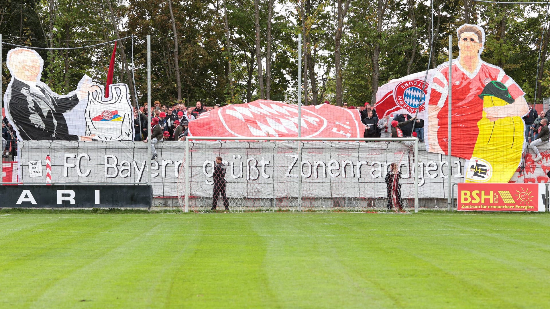 Das Plakat kurz bevor die Spieler den Platz betraten. Die Fans zündeten kurze Zeit später auch etwas Pyrotechnik.