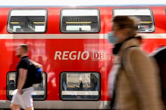 Eine Regionalbahn der Deutschen Bahn (Symbolbild): Auch die Nahverkehrsbetriebe sind von den steigenden Energiepreisen betroffen.
