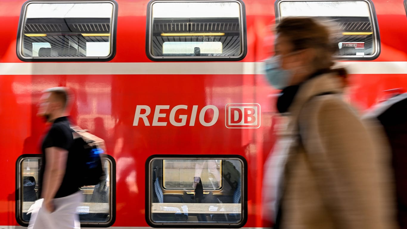 Eine Regionalbahn der Deutschen Bahn (Symbolbild): Auch die Nahverkehrsbetriebe sind von den steigenden Energiepreisen betroffen.