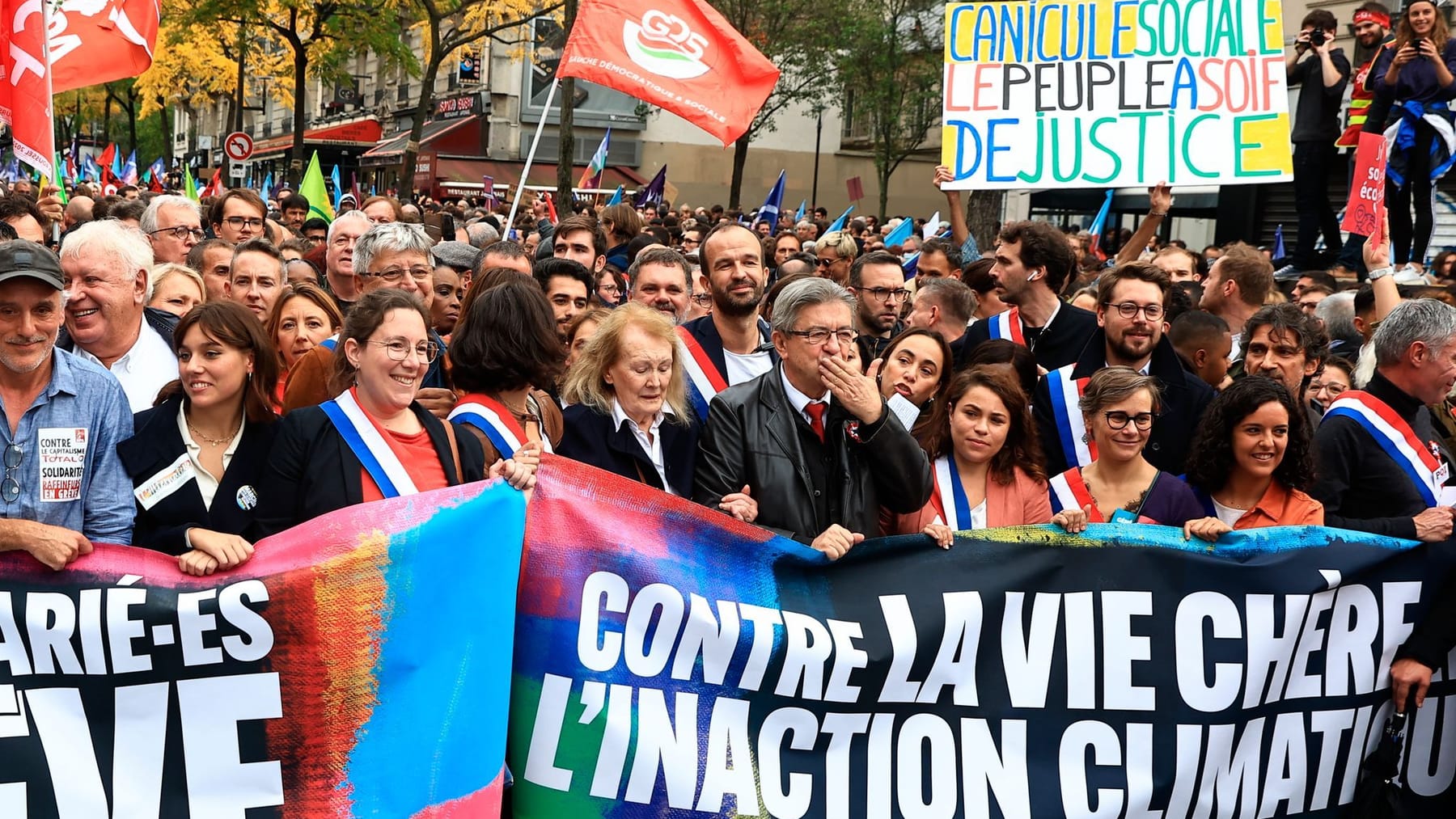 « Marche contre la vie chère » : des milliers de personnes manifestent contre Macron